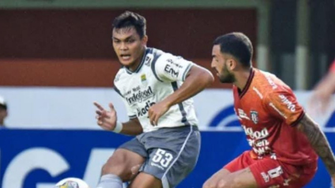 Pemain Persib Bandung, Rachmat Irianto saat duel kontra Bali United