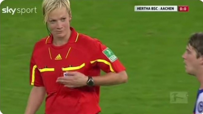 Wasit Wanita, Bibiana Steinhaus saat Payudaranya tersenggol