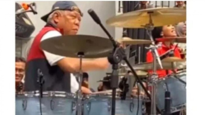 Menteri PUPR Basuki Hadimuljono main Drum bareng Band Cokelat