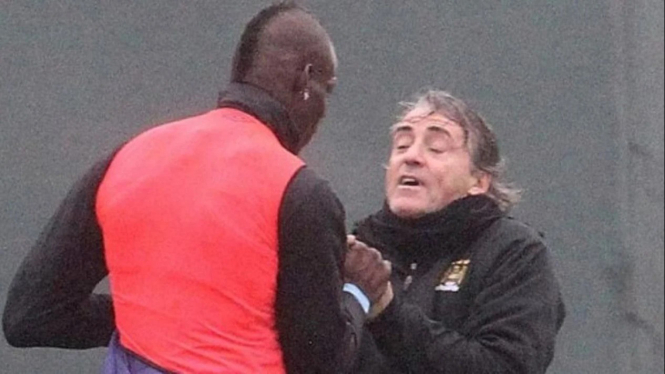 Mario Balotelli cengkram tangan Roberto Mancini