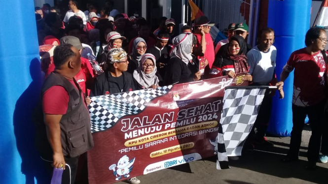 Peserta Jalan Sehat Menuju Pemilu 2024 di Kota Cirebon