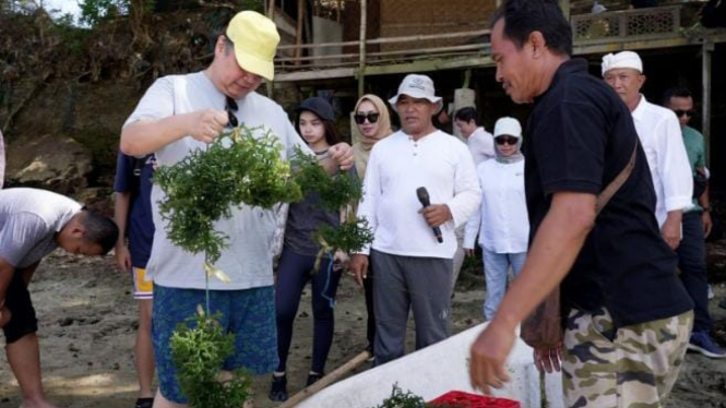 Airlangga Hartarto Tinjau Budi Daya Rumput Laut di Bali