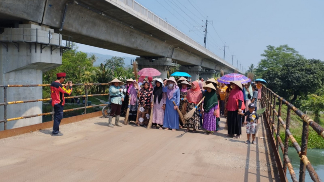 Warga melakukan aksi berunjuk rasa di jembatan darurat