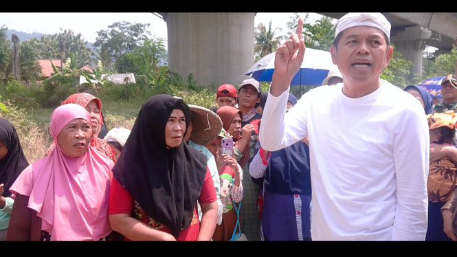 Dedi Mulyadi berasama para warga Karawang