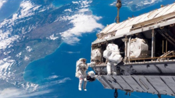 Ilustrasi Astronot bekerja di Stasiun Luar Angkasa Internasional (ISS)