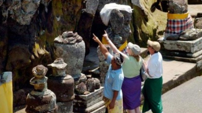 Ilustrasi Wisman di Situs Cagar Budaya Pura Goa Gajah Gianyar (Bali)