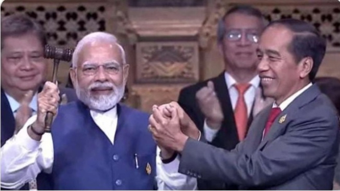 Presiden Jokowi serahkan Palu Presidensi G20 ke PM India, Modi