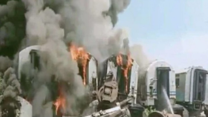 Sejumlah Gerbong Kereta Api Bekas Terbakar di Purwakarta