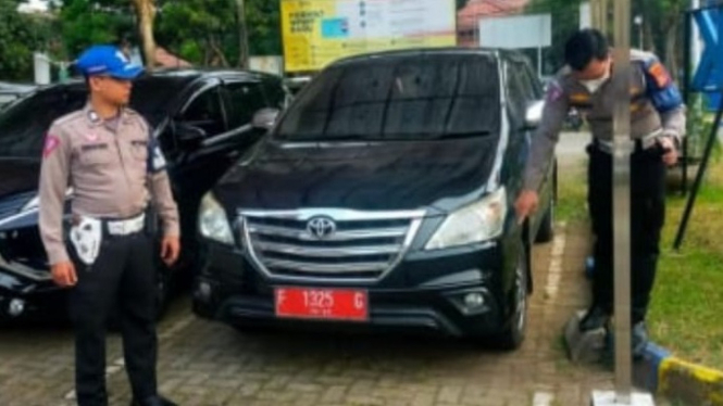 Viral Mobil Plat Merah Tabrak Lari Pemotor di Bogor