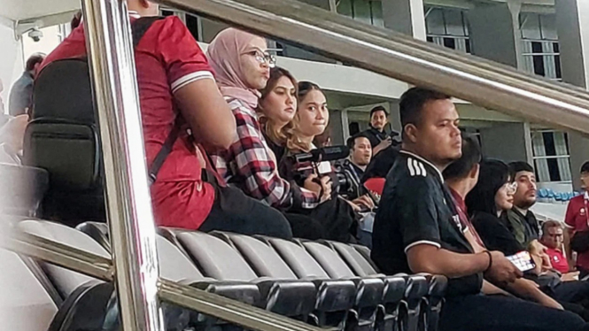 Istri Pratama Arhan mendukung langsung di Stadion Manahan Solo