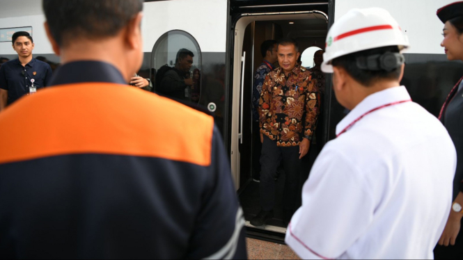 Pj Gubernur Jabar, Bey Machmudin di Kereta Cepat Jakarta-Bandung