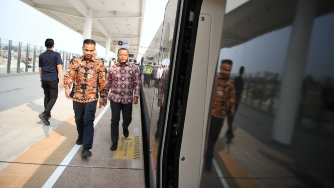 Pj Gubernur Jabar, Bey Machmudin di Kereta Cepat Jakarta-Bandung