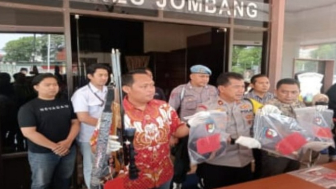 Barang Bukti Pembunuhan Pedagang Ayam Geprek di Jombang