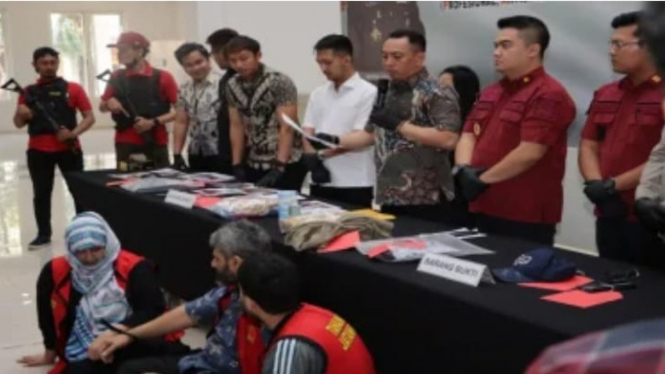 Polrestabes Surabaya Rilis Kasus Pencurian WNA Asal Pakistan.