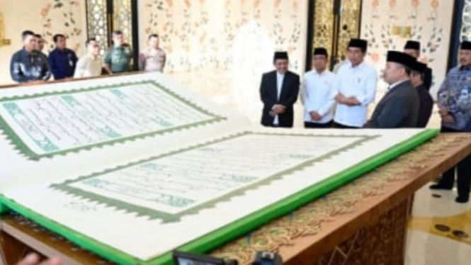 Presiden Jokowi Terima Mushaf Alqurandi Masjid Mohammed bin Zayed Solo