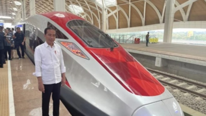 Presiden Jokowi dan Unit Kereta Cepat Jakarta-Bandung