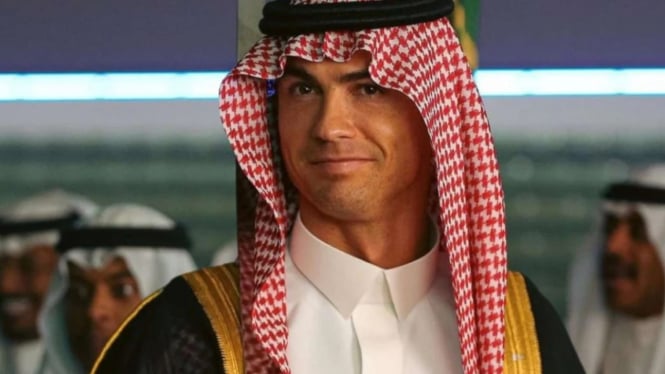 Cristiano Ronaldo Kenakan Pakaian khas Arab Saudi