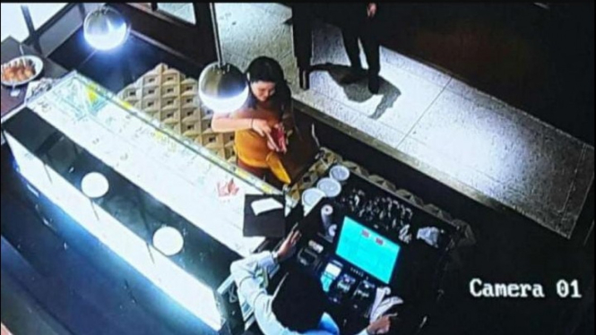 Kasus 'Kopi Sianida', Jessica Kumala Wongso di Kafe Olivier (CCTV)