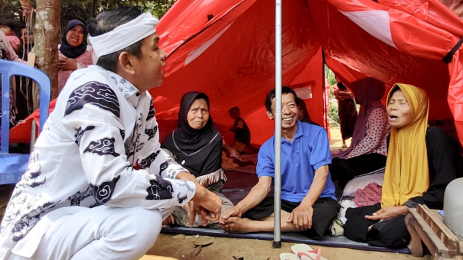 Dedi Mulyadi Berbincang dengan Korban Kebakaran di Pengungsian