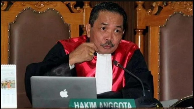 Kasus 'Kopi Sianida', Hakim Anggota (Dr. Binsar Gultom)