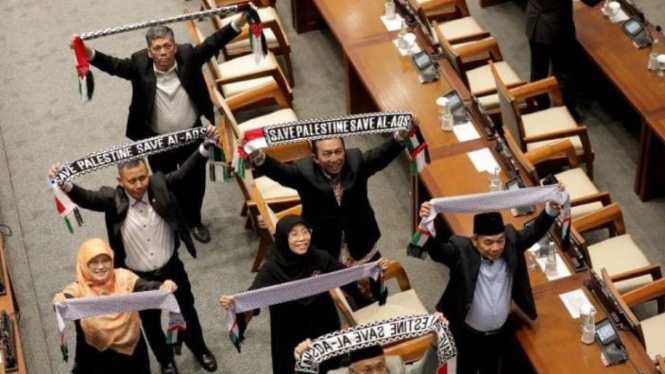 Anggota DPR RI kompak paka syal Palestina