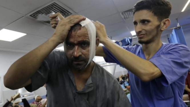 Korban perang menerima perawatan di rumah sakit Al-Shifa di Gaza