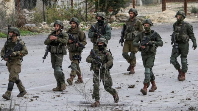 Tentara Israel Sedang Berjalan