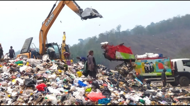 Tumpukan sampah di TPA Sarimukti di Bandung Raya