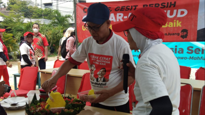 Relawan Ganjar-Mahfud Gelar Baksos dan Potong Tumpeng