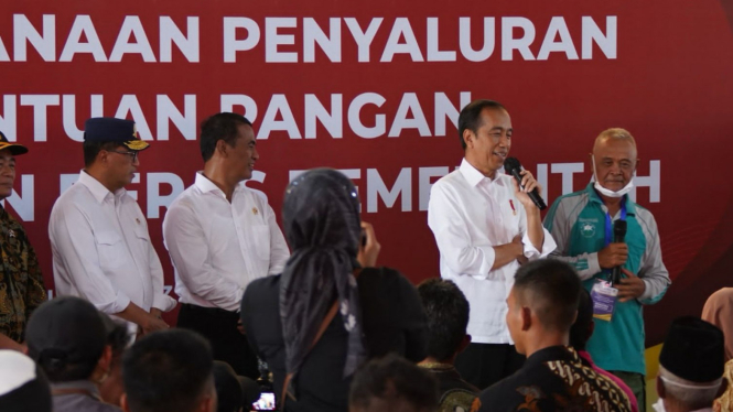 Presiden Jokowi Bagikan Bantuan Pangan CBP di Banyumas dan Tegal