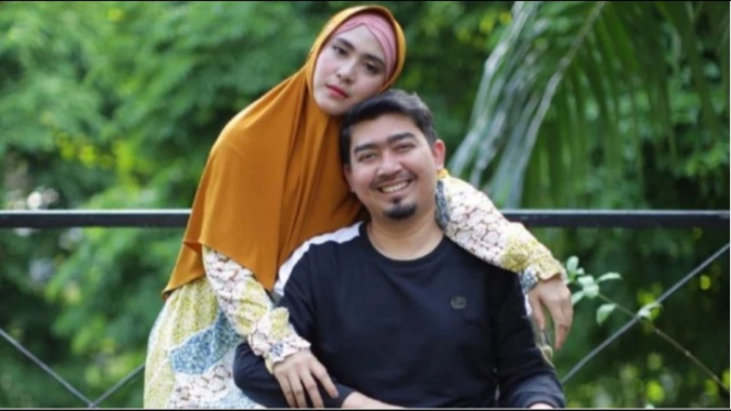 Ustadz Solmed dan istrinya, April Jasmine