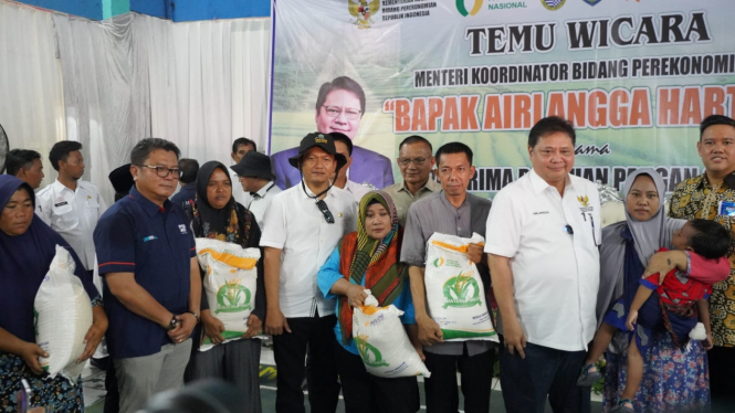 Pos Indonesia Distribusikan Bantuan pangan di Indramayu
