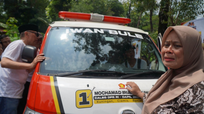Iwan Bule Serahkan Bantuan Ambulans untuk Warga Cibingbin