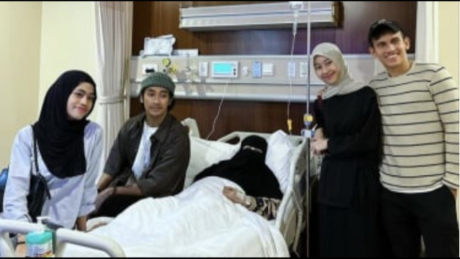 Umi Pipik dirawat di Rumah Sakit