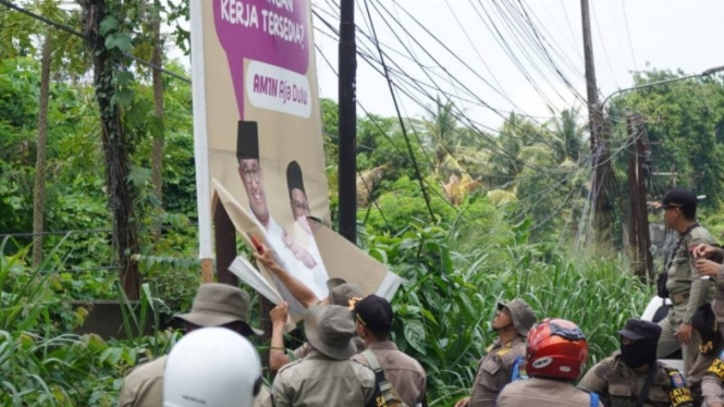 Pencopotan alat peraga kampanye di Tangerang.