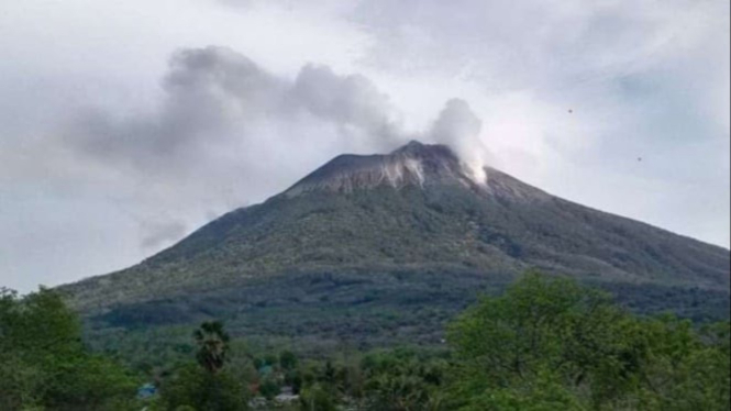 Abu Vulkanik gunung lli Lewotolok