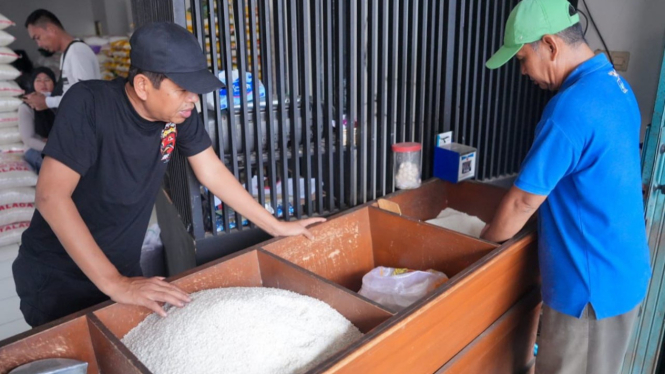 KDM cek harga beras di salah satu pasar Subang