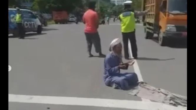 Pria Ini Doa di Tengah Jalan Minta Polisi Diazab