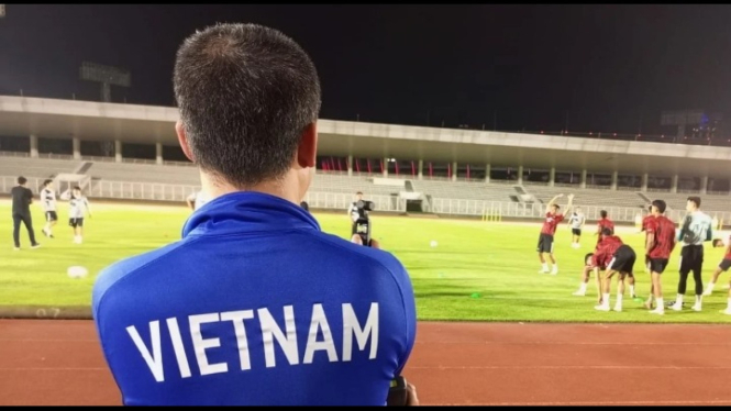 Orang Vietnam mantau latihan Timnas Indonesia