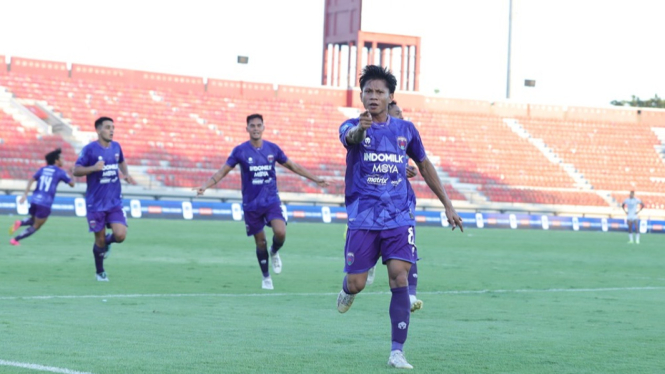 Selebrasi pemain Persita saat cetak gol ke Persib Bandung.