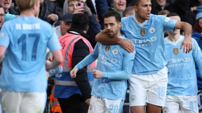 Pemain Manchester City rayakan gol Bernardo Silva