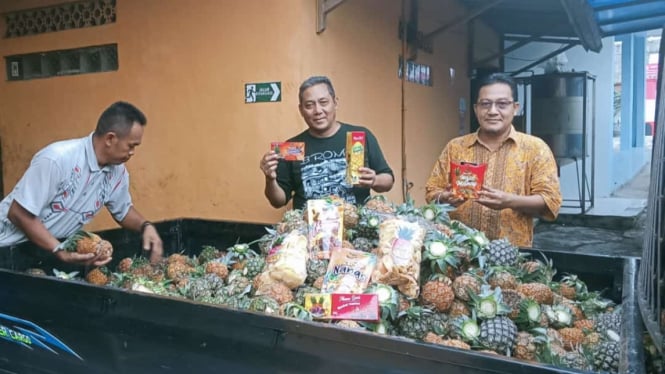 Ade Patas (tengah) sukses jadi pengusaha Buah Nanas Subang.