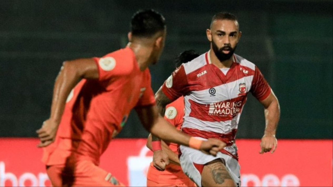 Madura United vs Borneo FC.