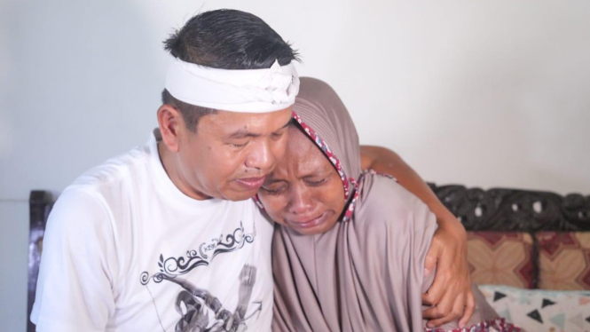Kang Dedi Mulyadi bersama Ibu dari Pegi, Kartini