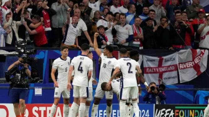 Timnas Inggris merayakan gol Jude Bellingham ke gawang Serbia