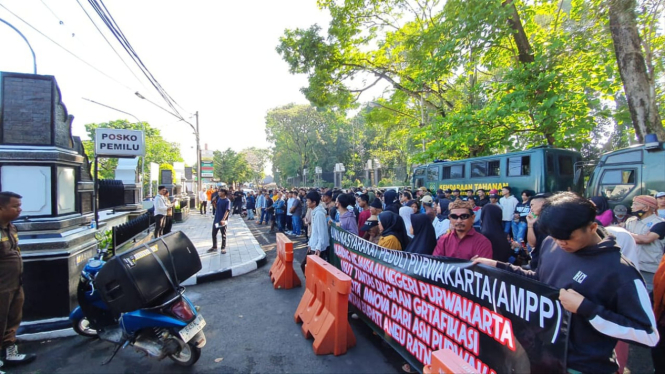 Ratusan Warga Geruduk Kejari Purwakarta