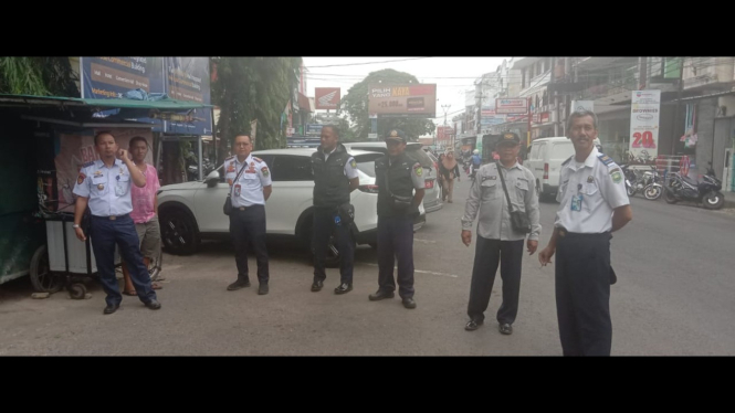 Dishub Subang sedang meninjau titik parkir di Pujasera.