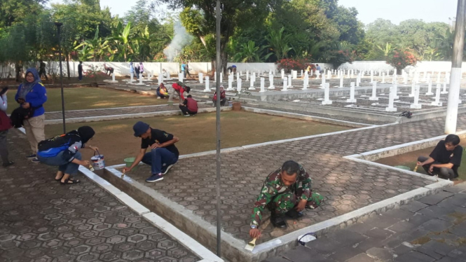 Aksi bersih-bersih di TMP Cidongkol.