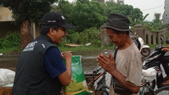 Baznas Subang Berikan Paket Sembako untuk Lansia.