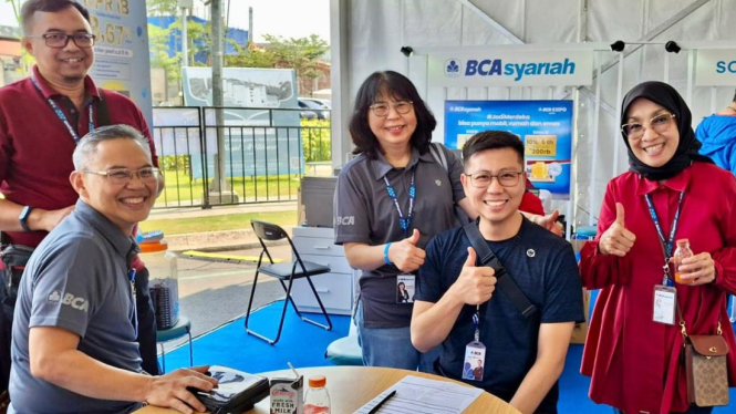 Direktur BCA Syariah Ina Widjaja (tengah)